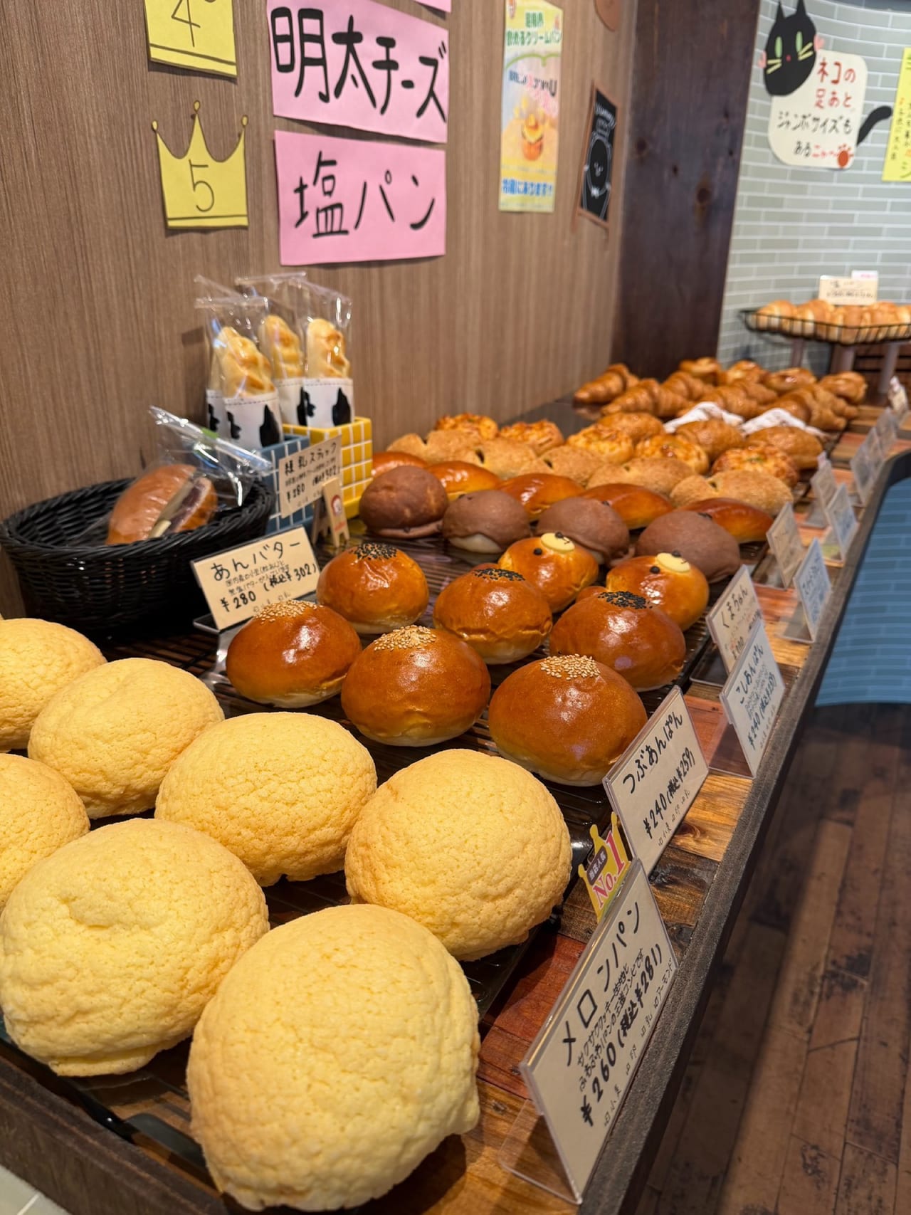 店内に並ぶ焼きたてパン