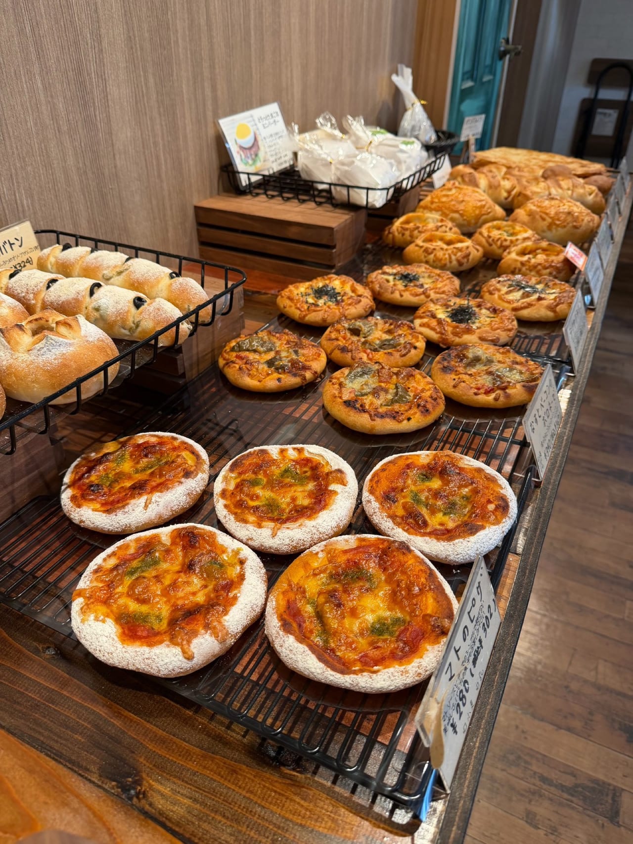 BREAD WORKS U の店内・パン